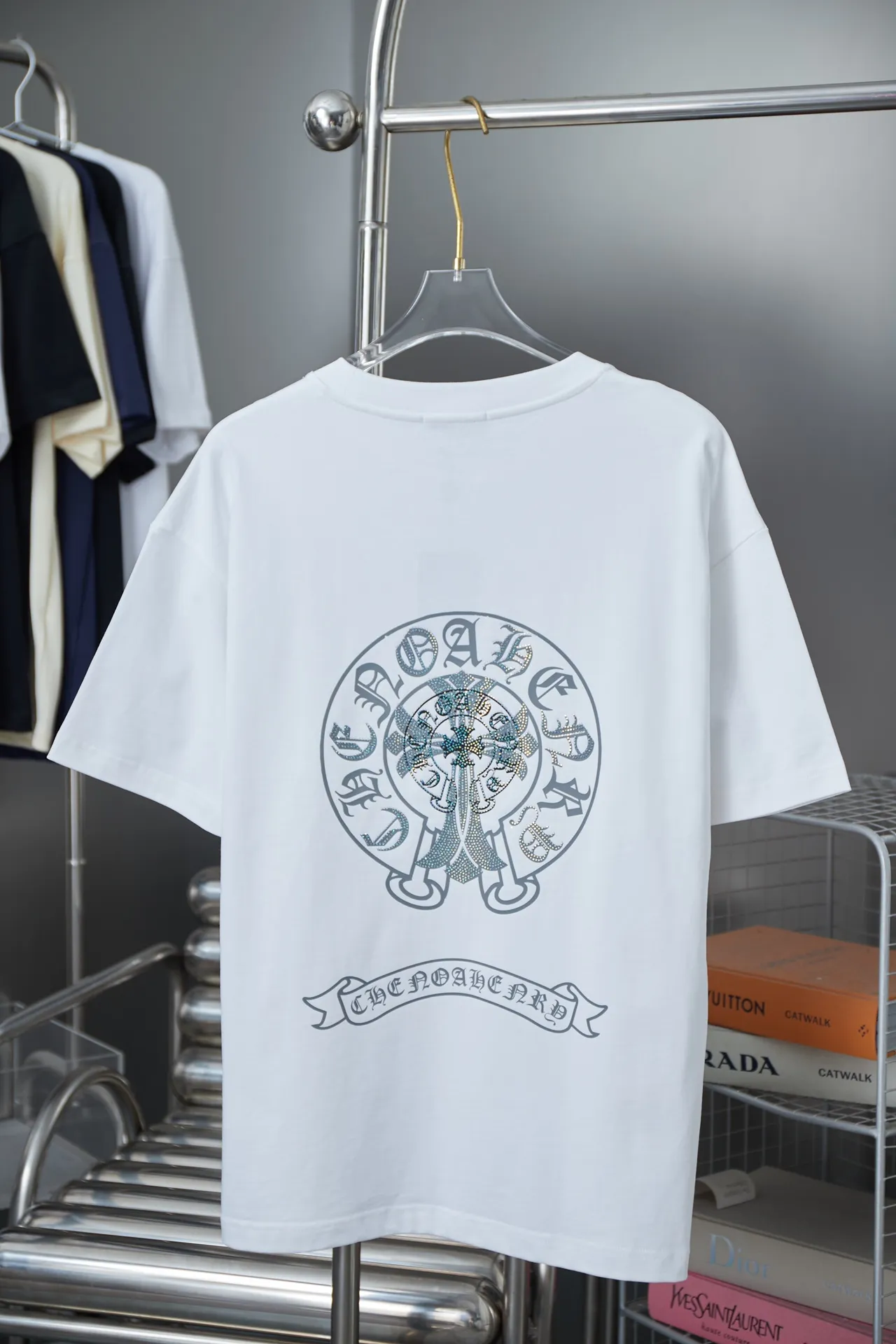 🅿️190 Ch*ome Hearte 25SS early spring new style Crow heart graffiti printed hot diamond short sleeves Light luxury essential item for daily commuting for men and women Correct version Welcome to compare Detailed features · 320g 100% pure cotton double yarn jersey fabric · Custom dyed in the same cylinder, special thickened 32 pieces double-strand 1X1 thread · Digital direct printing ➕Imported Australian pearlescent diamonds · Double needle stitching and cross-stitch technology · Original main mark, washed tag, brand moisture-proof paper packaging Color: black/white/rose red/grey Size: S/M/L/XL